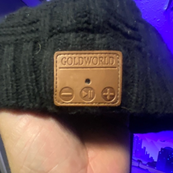 Beanie with Bluetooth speakers built in - Picture 2 of 2